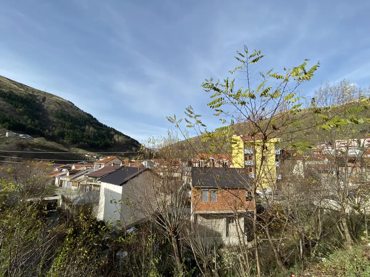 Village houses under the mountains, Brod