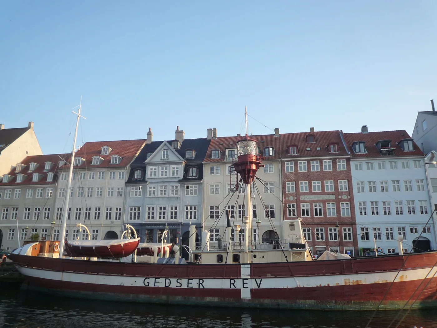 Nyhavn and the lightship