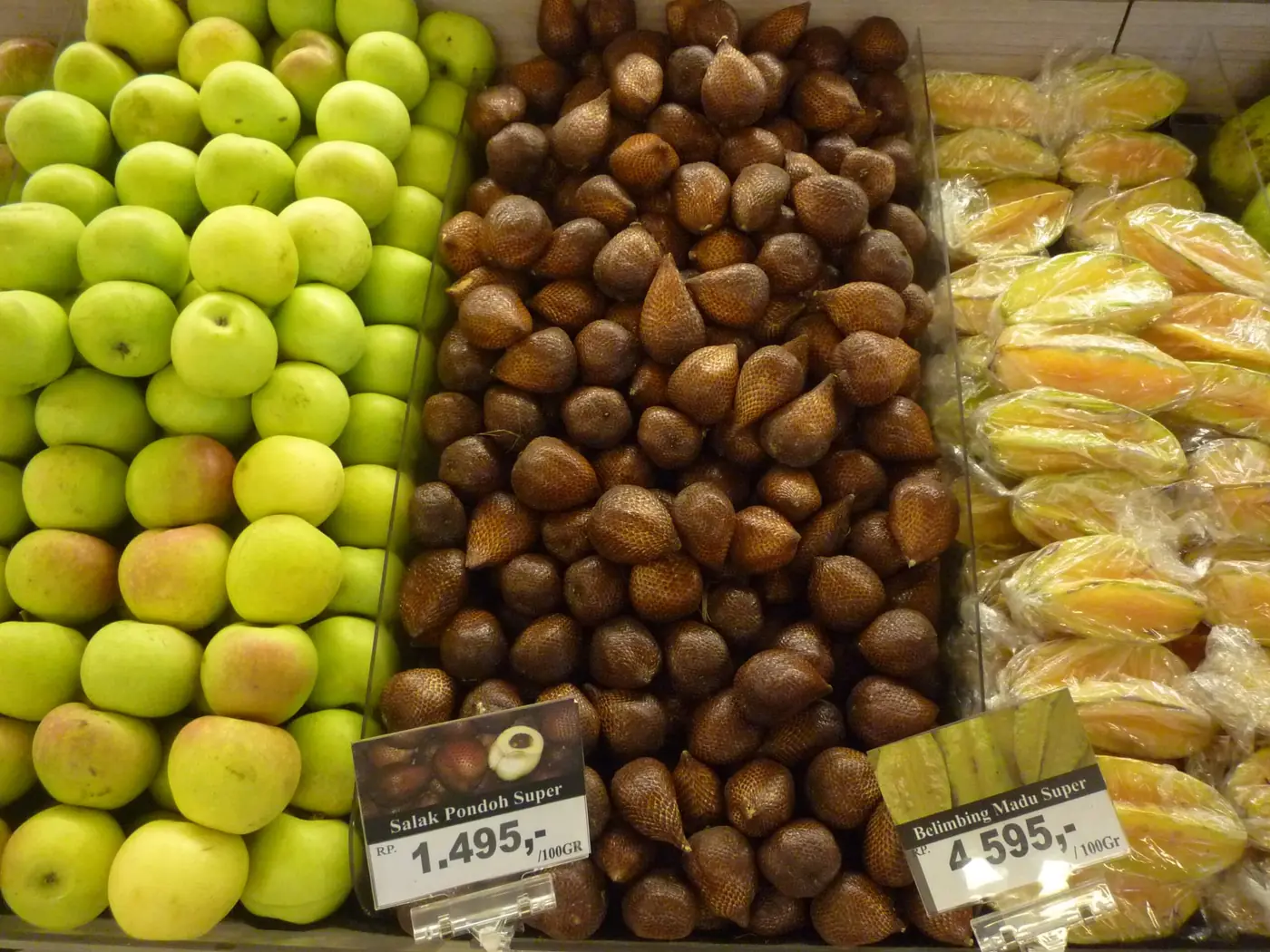 Snakeskin fruit (salak) at the market