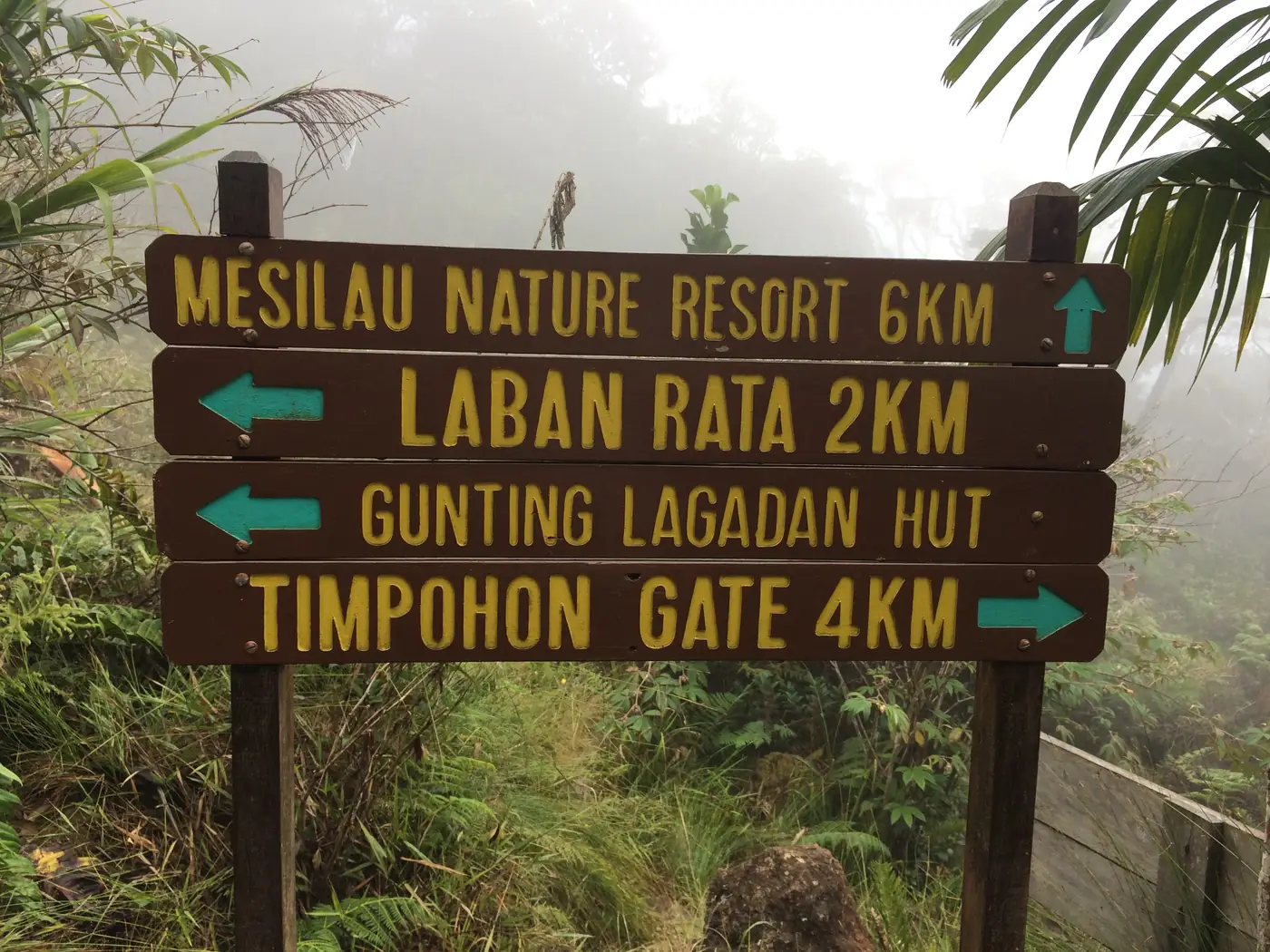 Signpost: Laban Rata 2 km, Timpohon 4 km