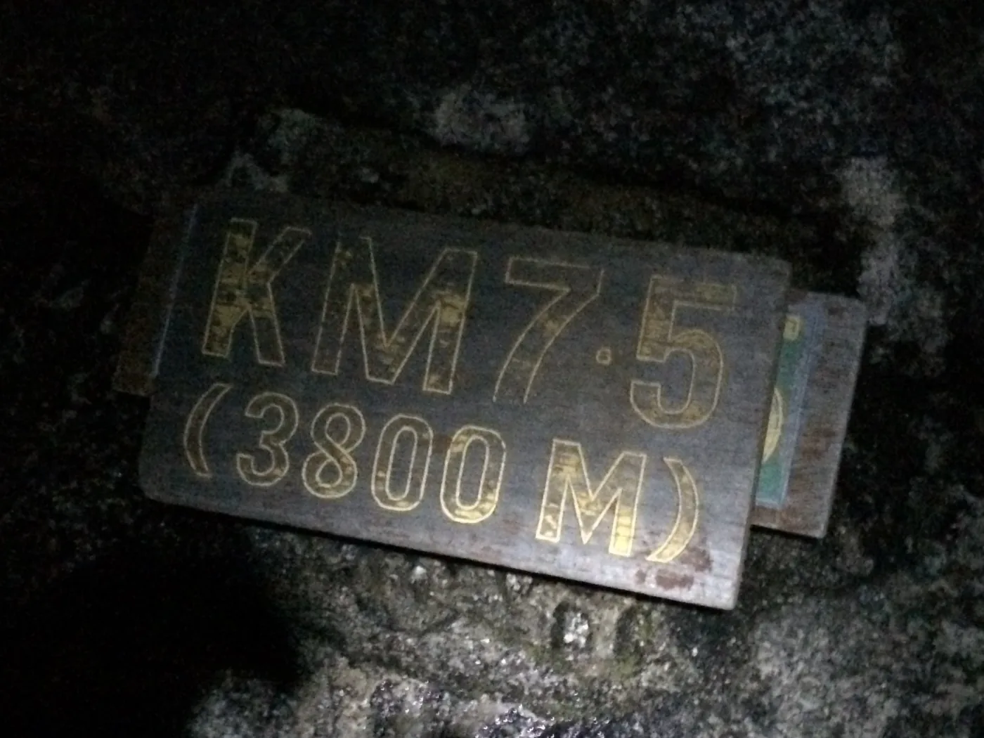 The KM 7.5 / 3,800 m marker at night