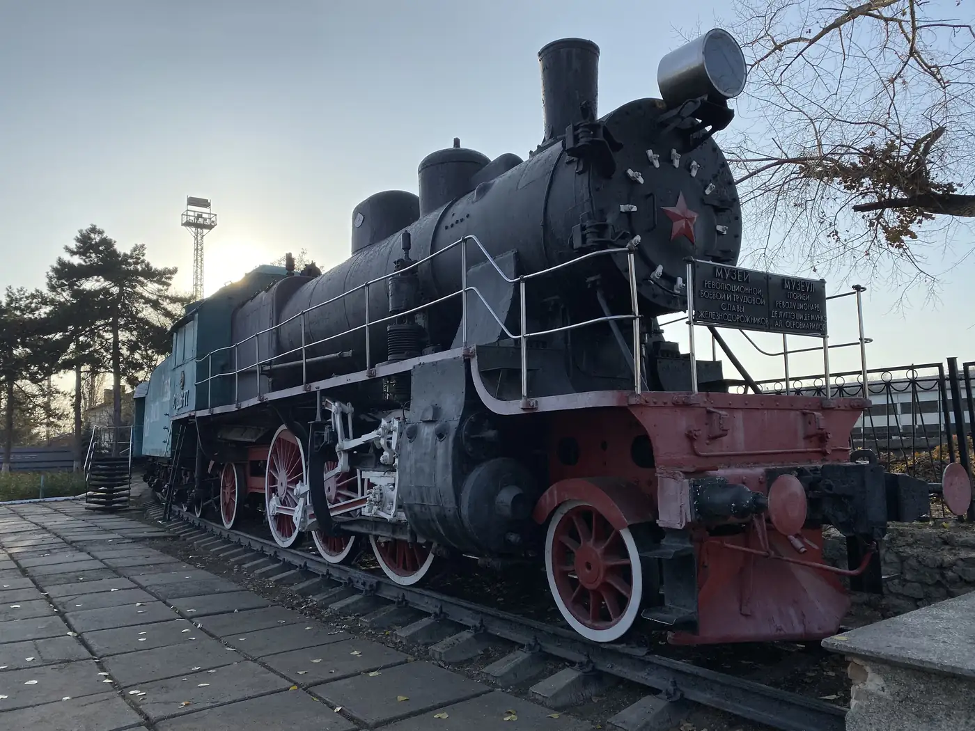 Steam locomotive with a red star at Bender railway station
