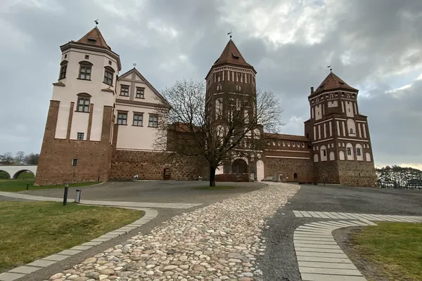 Belarus: Minsk, the Stalin Line, Khatyn and the Castles of Mir and Nesvizh