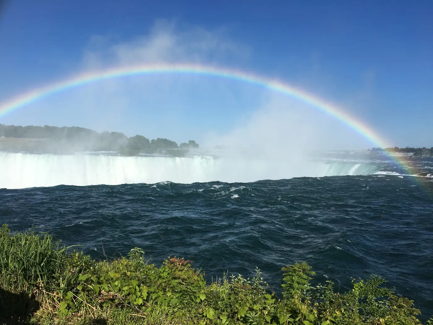 Horseshoe Falls under a full rainbow