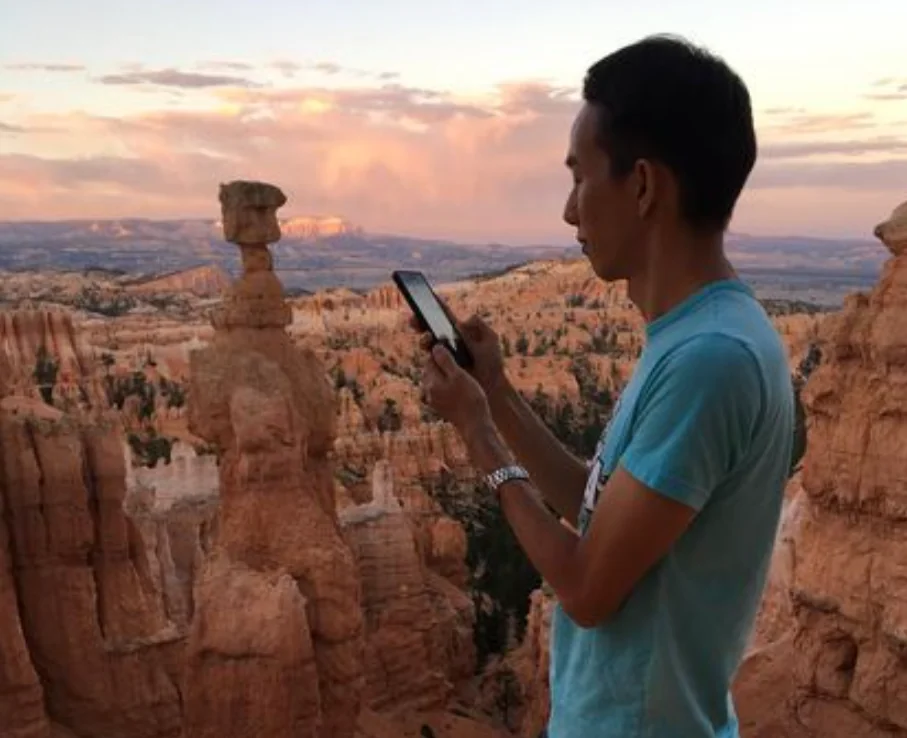 Spencer photographing the hoodoos of Bryce Canyon in the evening light
